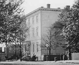 Confederate White House with Union soldiers outside.